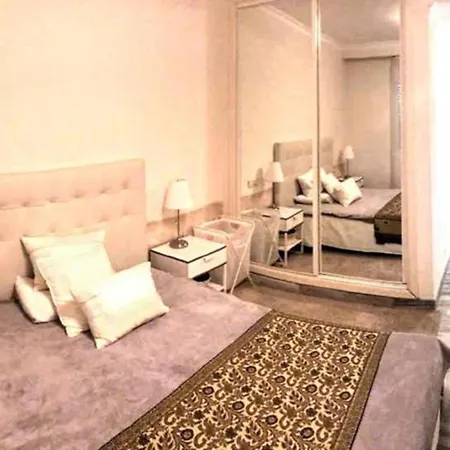 Puerto Bbanus Beaches And Marina, Playground The Rich & Famous, Is Only 1km Walk Away شقة